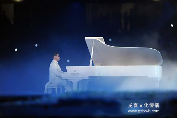 白色鋼琴表演